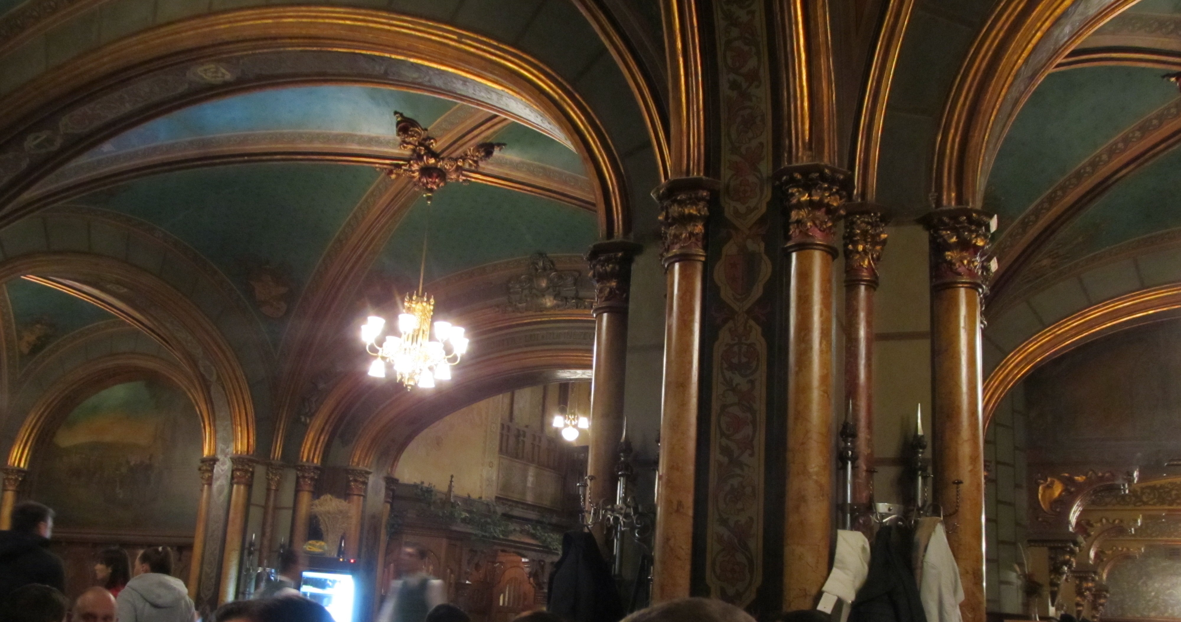 Caru' cu Bere — Gothic revival as a minimum standard